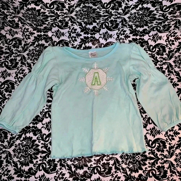 behave Other - LITTLE GIRLS SNOWFLAKE MONOGRAMMED “A” SHIRT PREOWNED SIZE 2T